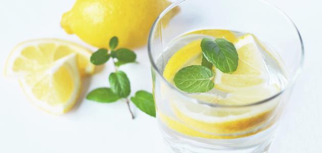Теплая вода и лимон, чтобы убрать живот