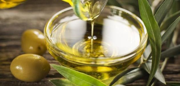 Graisser quotidiennement les cheveux avec de l'huile d'olive