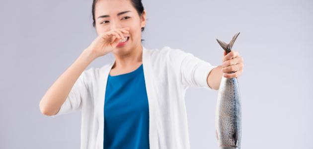 How do I remove the smell of fish from the house?