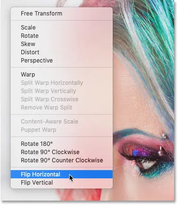 Choisissez la commande Retourner horizontalement dans Photoshop