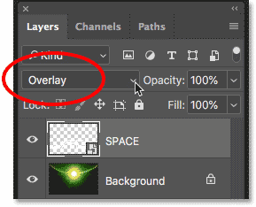 تغيير صيغة المزج للنص إلى Overlay في Photoshop