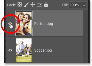 Нажмите значок «Видимость», чтобы скрыть изображение в верхнем слое в Photoshop.