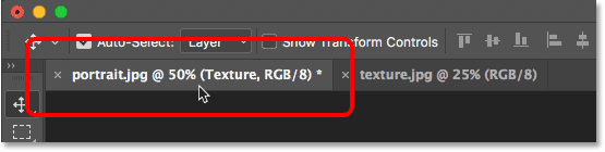 Hacer clic en la pestaña para cambiar de documento en Photoshop.