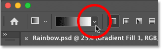 Cliquez sur la flèche à droite de l'échantillon de couleur dégradé dans la barre d'options de Photoshop.
