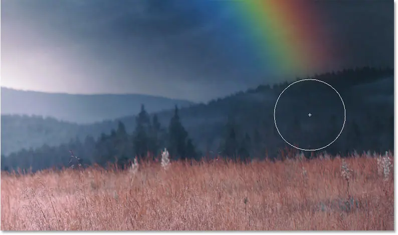 Malen Sie, um den Regenbogen vor dem Hügel zu verbergen