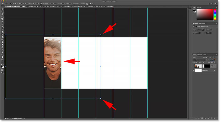 Измените размер и переместите изображение в коллаже с помощью команды «Свободное трансформирование» в Photoshop.