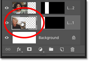 تحديد طبقة الصورة الأولى فوق طبقة الخلفية في لوحة Layers في Photoshop