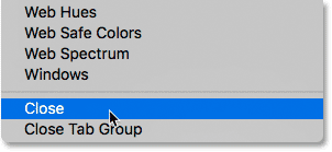 تحديد أمر Close من قائمة لوحة Color. 