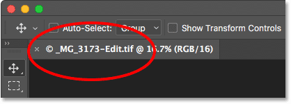На вкладке «Документ» в Photoshop отображается имя файла.