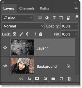 تعرض لوحة Layers كلتا الصورتين في نفس المستند في Photoshop.