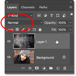 El modo de fusión para la capa superior se establece en Normal.