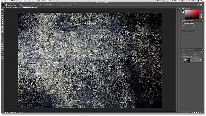 La segunda de dos imágenes se abre en Photoshop. Imagen con licencia de Adobe Stock.