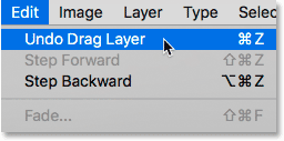اختيار أمر Undo Drag Layer من قائمة Edit في Photoshop.