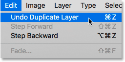 اختيار أمر Undo Duplicate Layer في Photoshop.