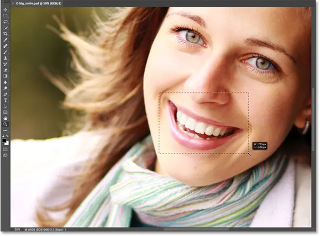 Перетащите контур выделения с помощью инструмента «Масштаб» в Photoshop.
