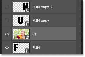 Панель «Слои» в Photoshop показывает добавленное изображение над первой буквой слова.
