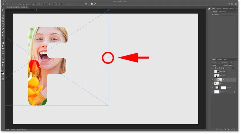Измените размер и переместите изображение внутри буквы с помощью команды «Свободное трансформирование» в Photoshop.