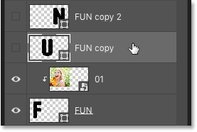 Выберите вторую букву на панели «Слои» в Photoshop.