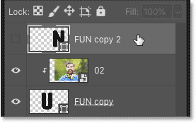 Выберите третью букву на панели «Слои» в Photoshop.
