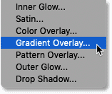 اختيار تأثير Gradient Overlay في لوحة Layers في Photoshop