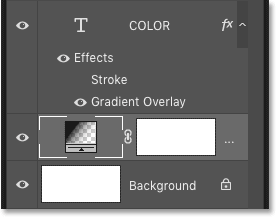 На панели «Слои» в Photoshop под текстом отображается слой градиентной заливки.