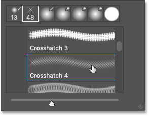 Выберите кисть Crosshatch 4 из набора «Ассорти кистей» в Photoshop CC.