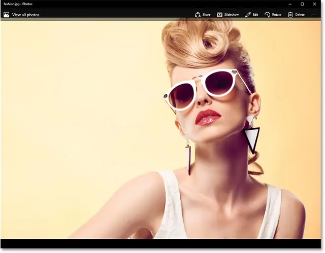 Windows 10 Open the photo in the Photos app.
