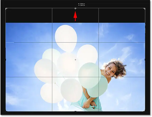 Faites glisser la poignée de recadrage vers le haut pour ajouter plus d'espace au-dessus de l'image dans Photoshop