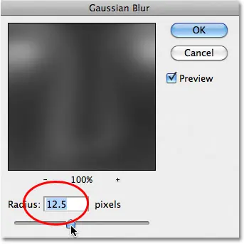 مرشح Photoshop Gaussian Blur. صورة © 2011 Photoshop Essentials.com.