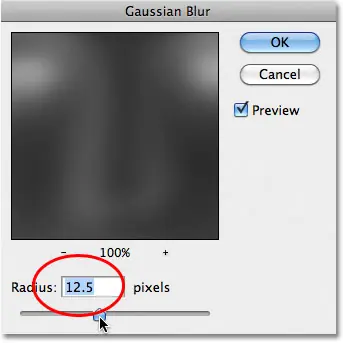 Filtre de flou gaussien Photoshop. Image © 2011 Photoshop Essentials.com.