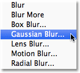 تحديد مرشح Gaussian Blur في Photoshop. صورة © 2011 Photoshop Essentials.com.