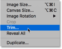 اختيار أمر Trim من قائمة Image في Photoshop.