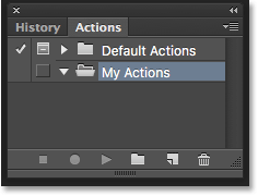 Le panneau Actions affiche le nouveau groupe. Image © 2016 Photoshop Essentials.com