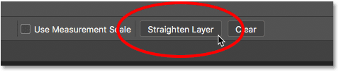 النقر فوق الزر Straighten Layer في شريط الخيارات. 