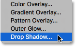 تحديد Drop Shadow من قائمة أنماط الطبقة. صورة © 2016 Photoshop Essentials.com