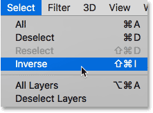 Eligiendo Inversa en el menú Seleccionar en Photoshop.