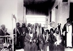 الكويت عام 1910 الشيخ مبارك الصباح وبجانبه الأمير عبد العزيز آل سعود.